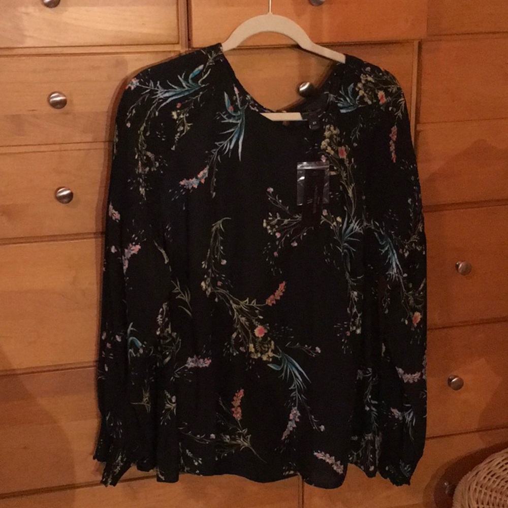 Long sleeved blouse. Black flower patterned.